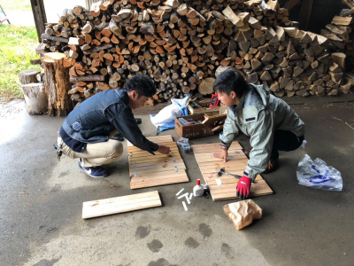 ナチュリエの床材で、A型看板をつくりました！