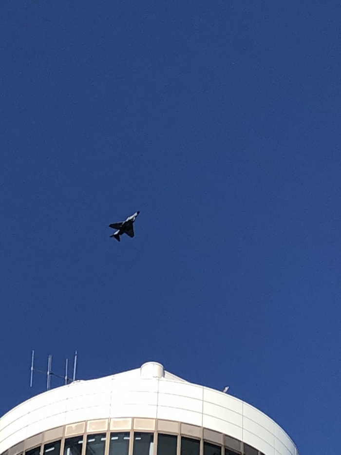 航空祭で一直線に飛ぶ戦闘機