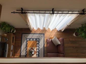 モデルハウス・吹き抜け・自然光・カーテン・ソファー・ナチュラル