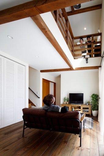 吹き抜け　自然素材　子供　仲良し