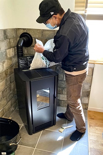 ペレットを投入するイメージ