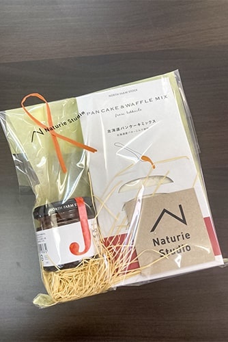 「北海道パンケーキミックス＆ジャム」のセットのイメージ