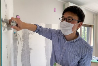 壁に珪藻土を塗るイメージ