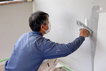 壁に珪藻土を塗るイメージ