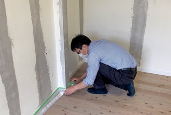 壁に珪藻土を塗るため養生するイメージ