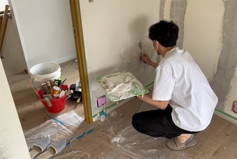 壁に珪藻土を塗るイメージ