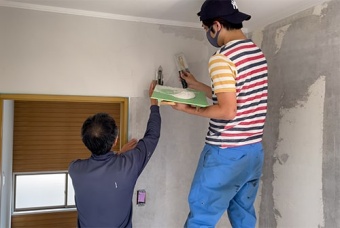 壁に珪藻土を塗るイメージ