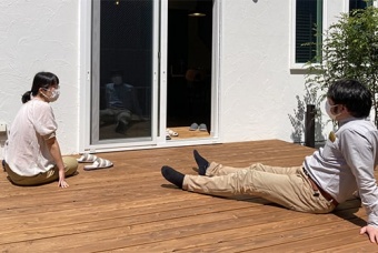 ウッドデッキでくつろぐイメージ