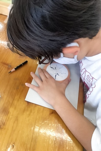 コースターに絵付けするイメージ