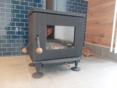 寒い季節に大活躍！薪ストーブはいかがですか？