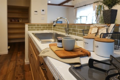 キッチン　タイル　無垢材　天然