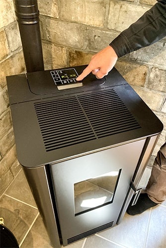 春に開催したペレットストーブ体験会の様子