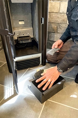 春に開催したペレットストーブ体験会の様子