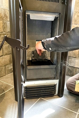 春に開催したペレットストーブ体験会の様子