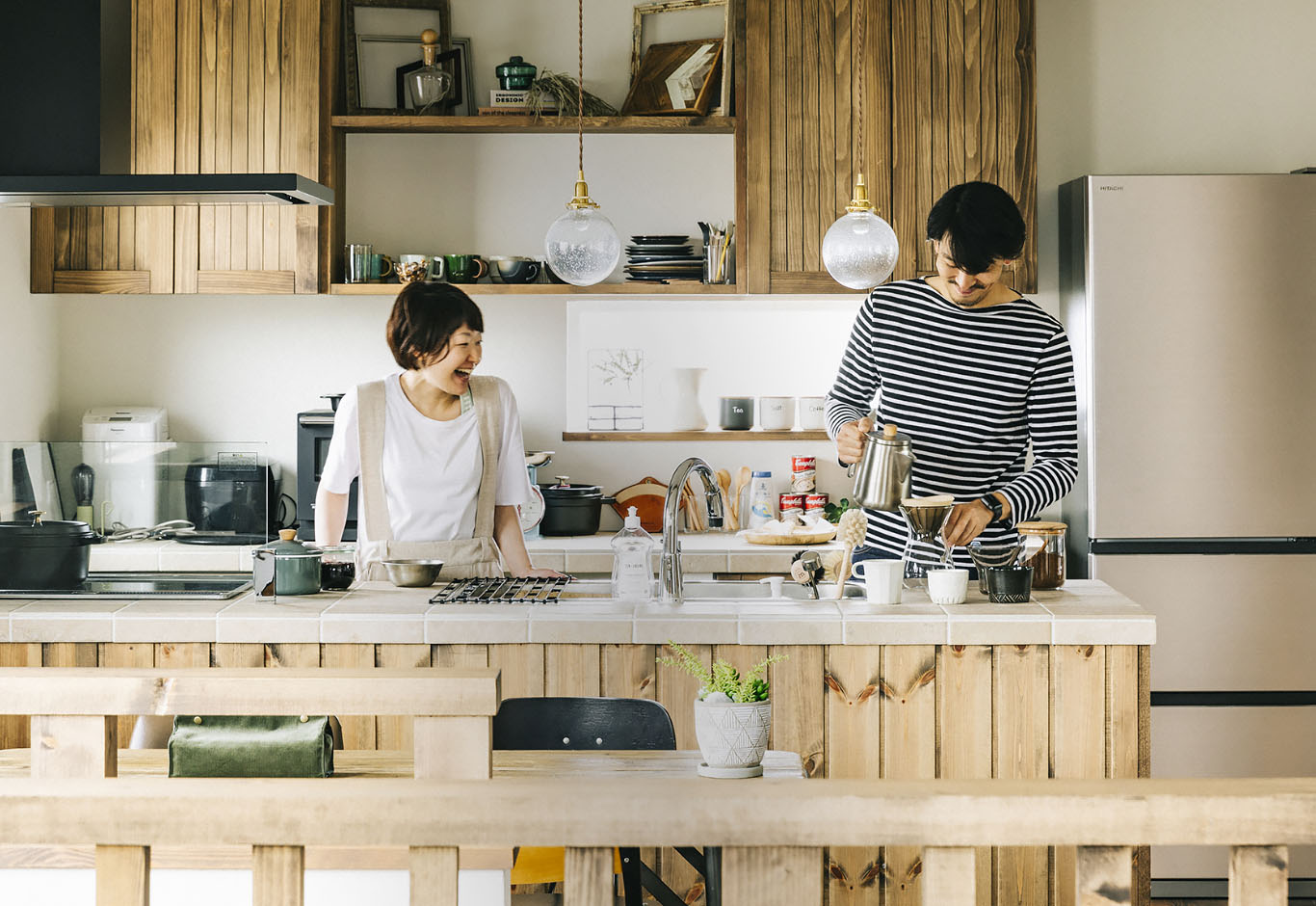 写真：ナチュリエの家で過ごす夫婦