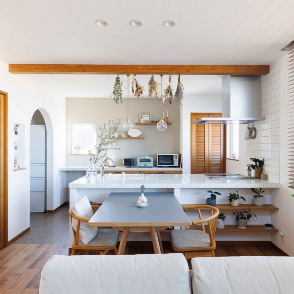 観葉植物が映える大きな吹き抜けのあるお家