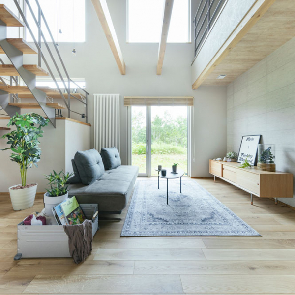 川のほとりに建つ、開放感のあるキャンパーのための家