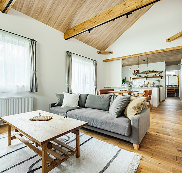 開放感と木のぬくもりを感じられる、三角屋根の平屋